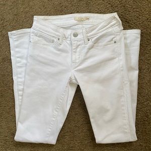 White Levi’s skinny jean